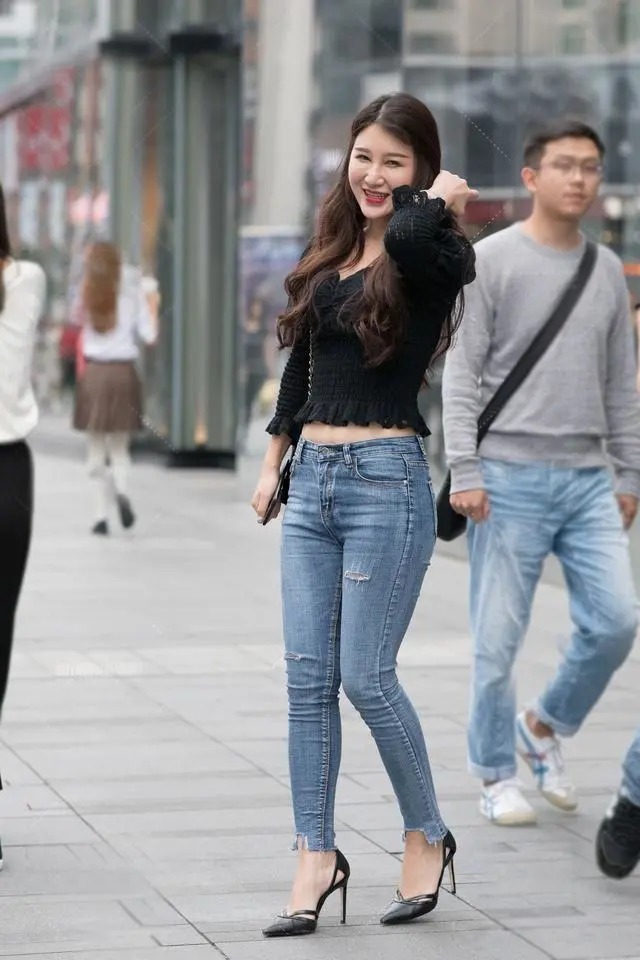 牛仔裤紧身的才是最美的, 破洞的才是感性的, 穿出轻熟的美