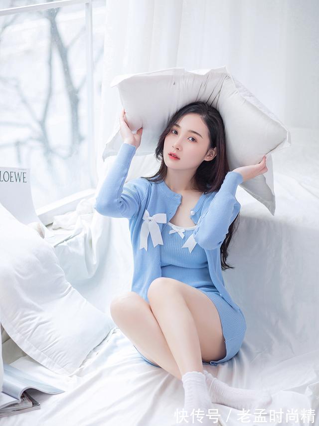 针织 美女蓝色针织连衣裙搭配一件针织衫,满满的氛围感,很漂亮