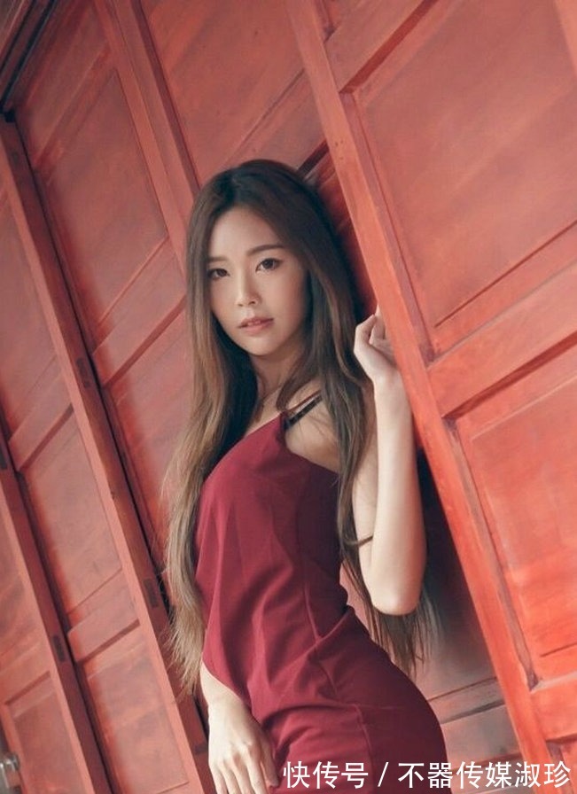 搭配|美女就是会穿搭，衬衫穿出露肩的风格，修身显瘦又显魅力