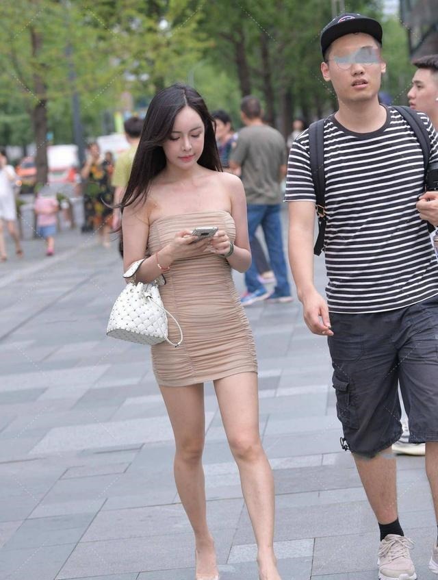 小姐姐 卡其色修身百褶裙,这个搭配太仙了,时尚又大气!