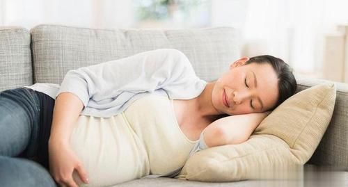 二人世界|产妇破水后不顾婆婆阻拦,赶紧让老公送去医院,医生:直接手术吧