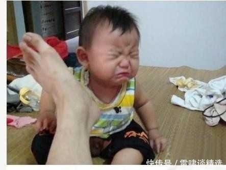 熊爸爸的脚真是臭到一定地步了啊,从宝宝的表情就能看出来