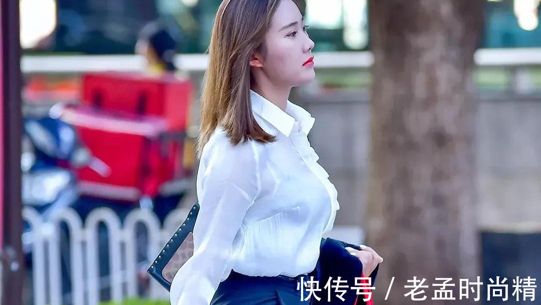 时尚|街拍:白色衬衫配藏青色小脚裤, 通勤装也能穿出清新的美, 时尚又大方