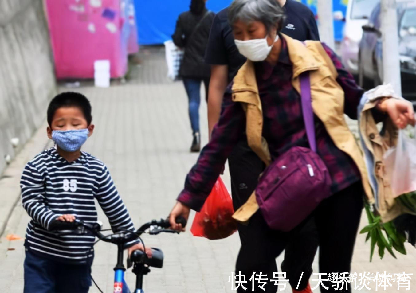 爷爷奶奶|姥姥带大的孩子,为什么更喜欢奶奶?孩子的心里话,家长最好重视