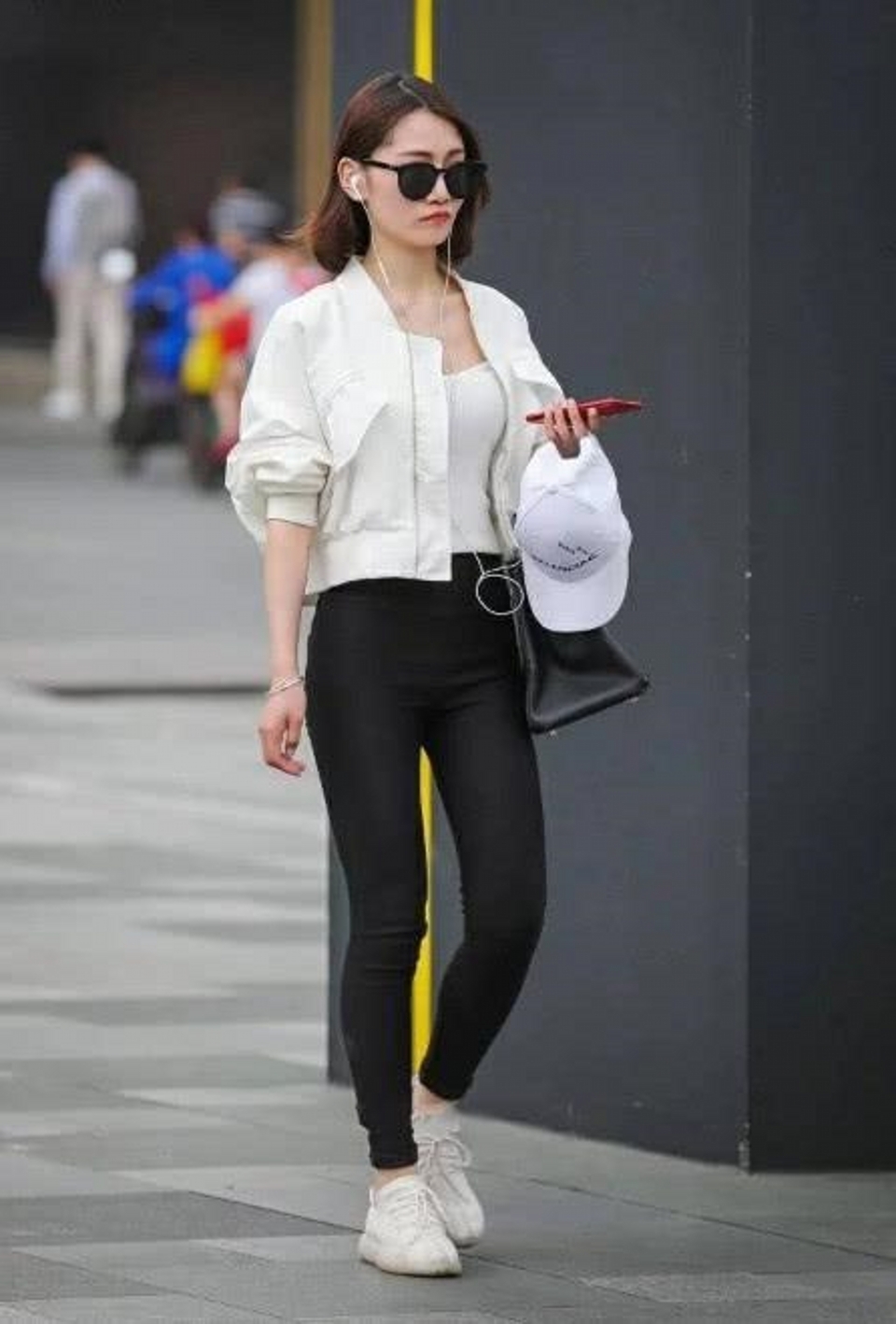 路人街拍,美女简洁的开衫搭配打底裤,你是不是也心动了