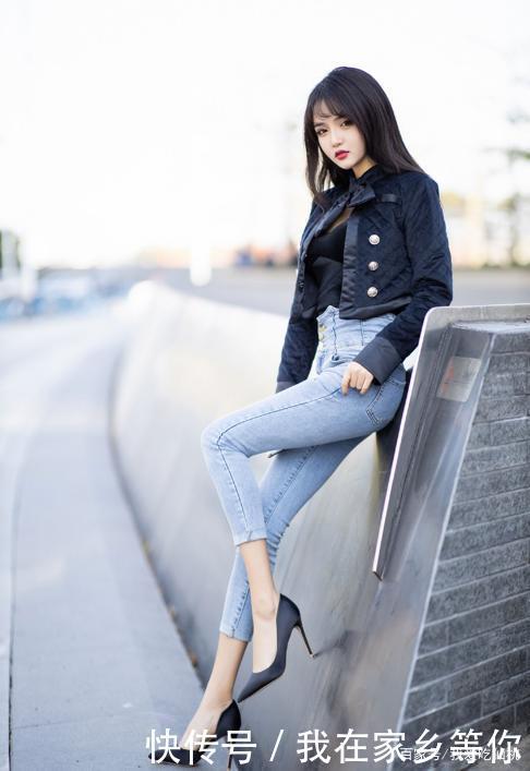 黑色长袖上衣搭配紧身牛仔裤，时尚潮流，霸气十足