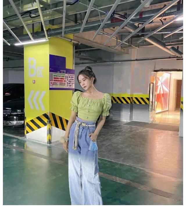 小西装|张紫宁分享日常碎片,抹茶绿泡泡衫甜美俏皮,洋溢青春元气少女感