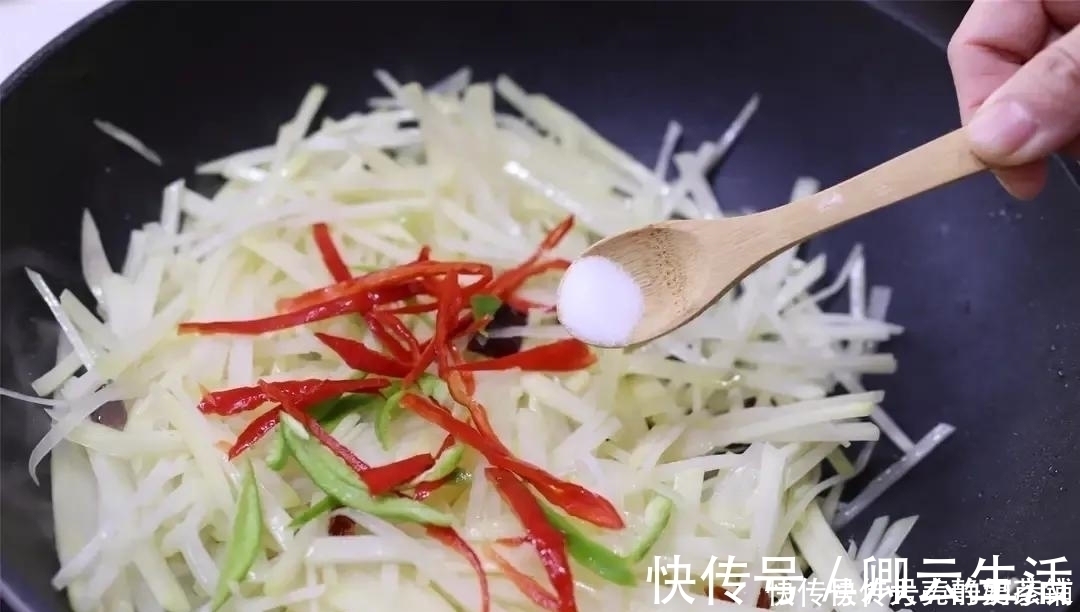 炒土豆丝十人九错，难怪粘锅不脆不好吃，快看酒店厨师怎么做的