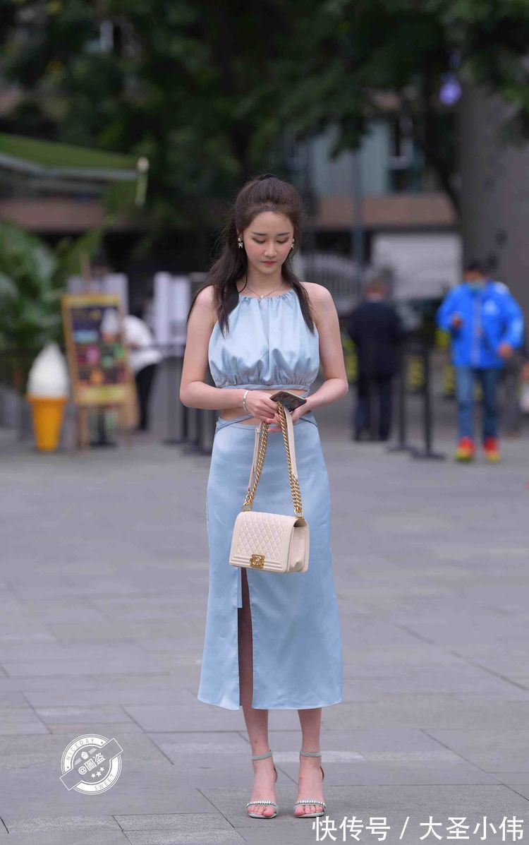 连衣裙|美女街拍:穿上真丝连衣裙,让造型美感升级,非常实用