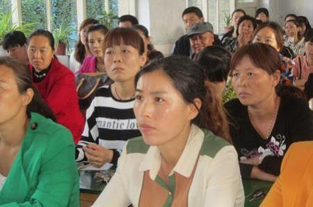 父母最好别穿着这样去开家长会,会让孩子觉得很难堪