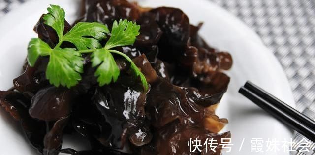 炒木耳,记得不能直接下油锅,大厨教我小窍门,木耳不炸锅更安全