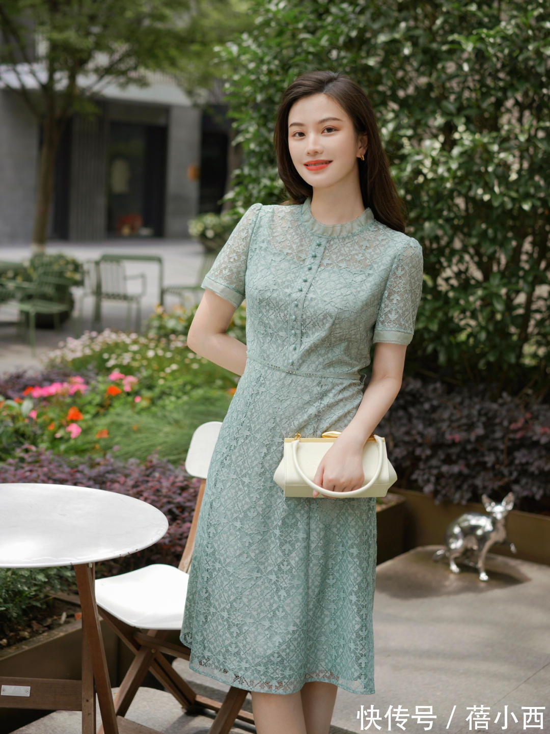 小蛮腰 40岁女人穿衣要讲究点,学博主的连衣裙、半身裙搭配,优雅又体面