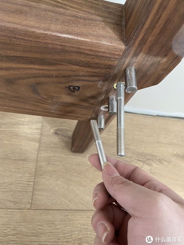 装修|实木盲盒:黑胡桃床和床头柜