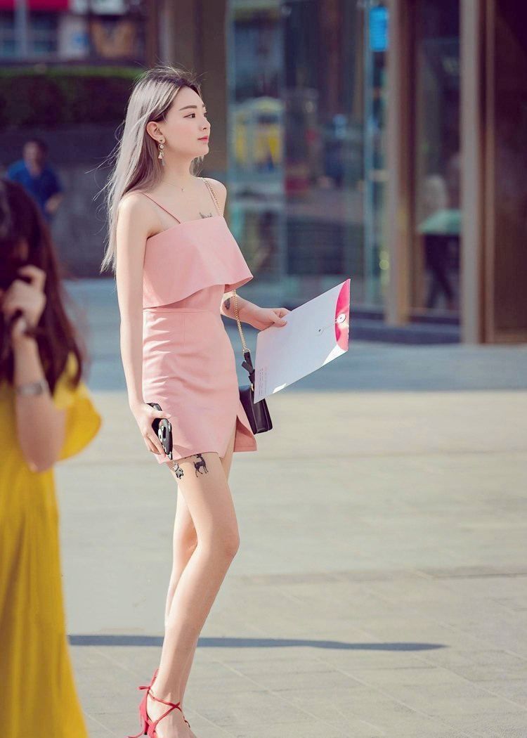 街拍:美女穿粉色吊带短裙,展现曼妙身姿,娇俏动人