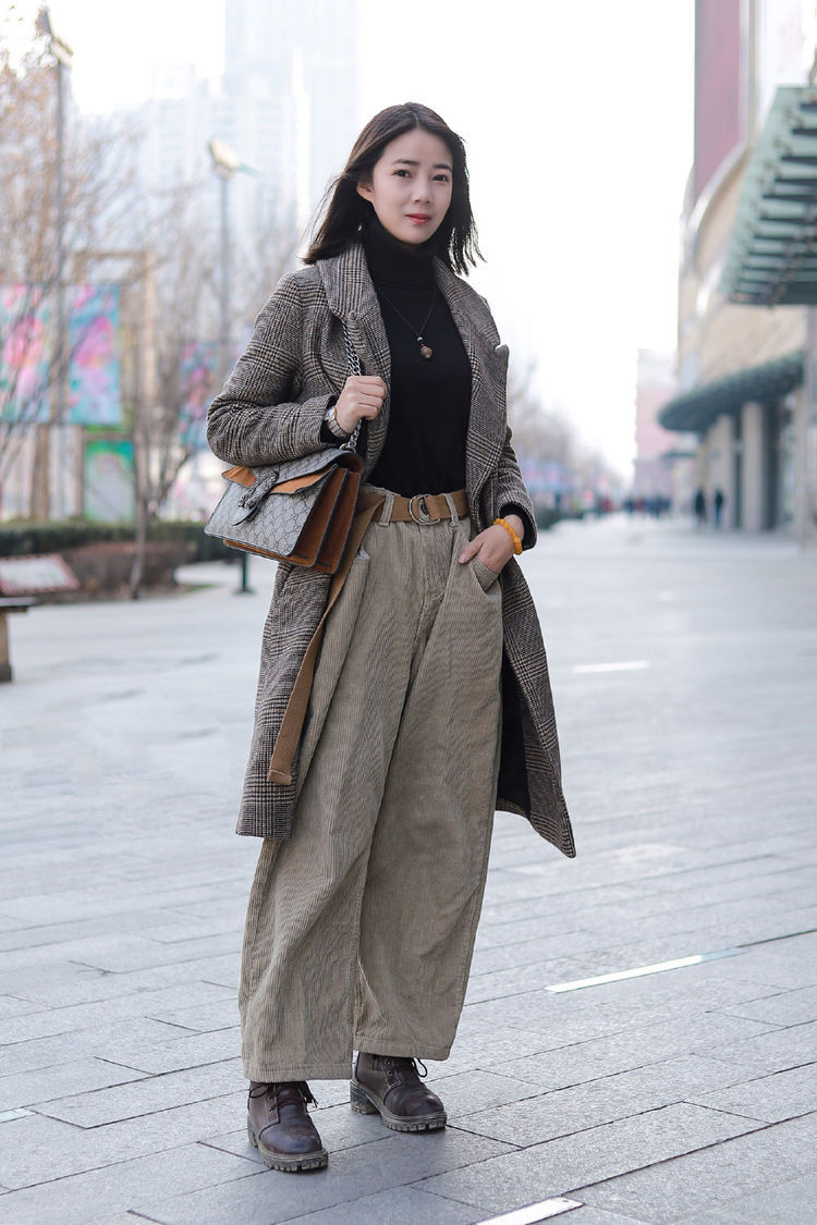 街拍:气质型的短发小姐姐,风衣搭配黑色休闲裤,特别好看!
