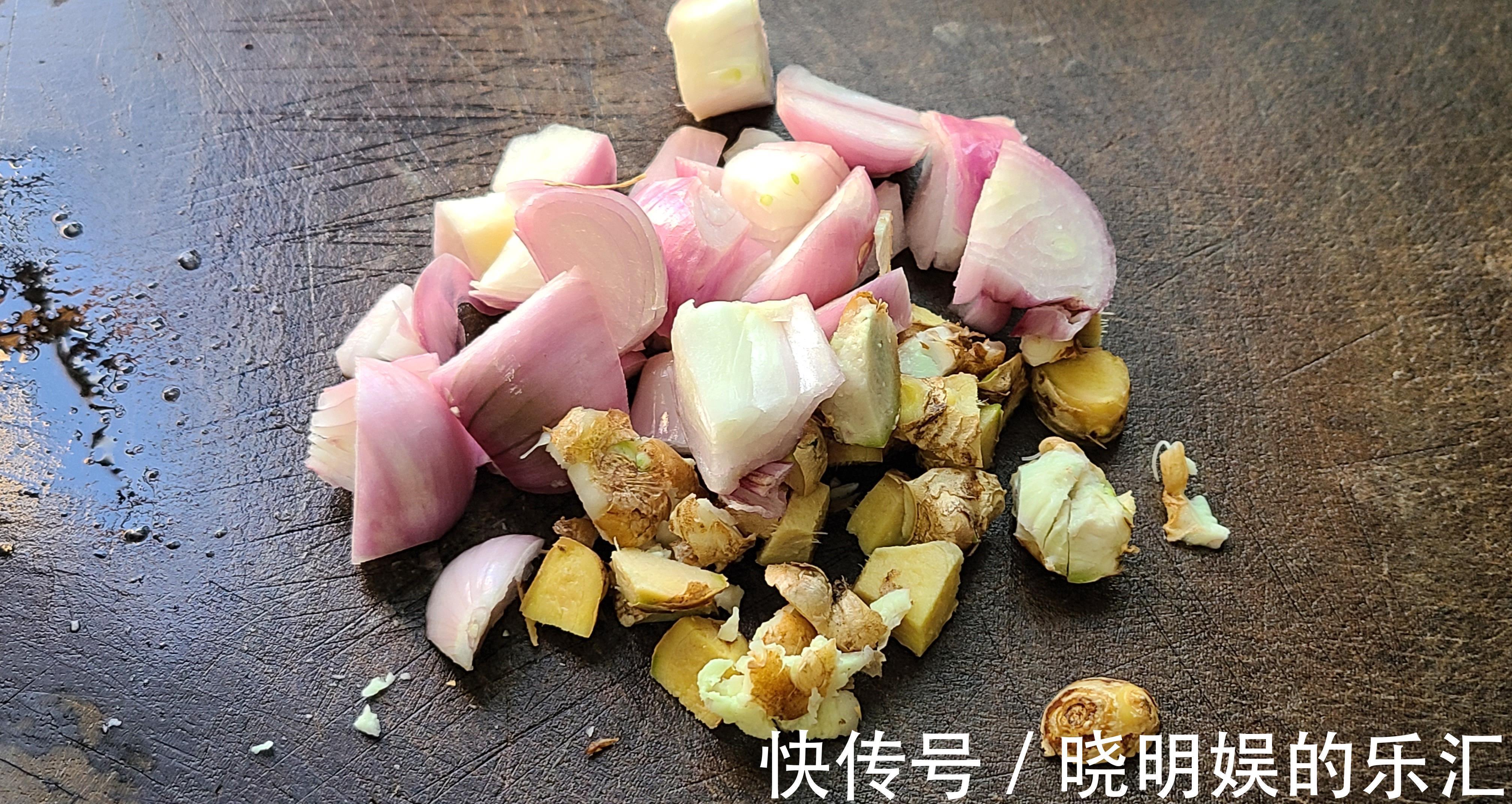 盐焗鸡|沙姜焗鸡煲,广东很好吃的一道美食,吃过都说香