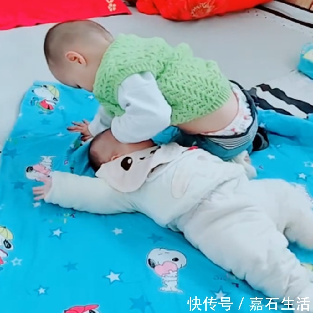 打扫|妈妈让哥哥帮忙照顾一下妹妹,无意中看到这个画面,感动又好笑