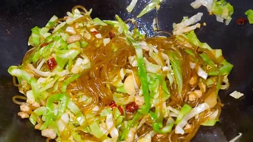 脆爽|包菜炒粉条，记住不要直接炒，技巧告诉你，粉条香滑不粘锅