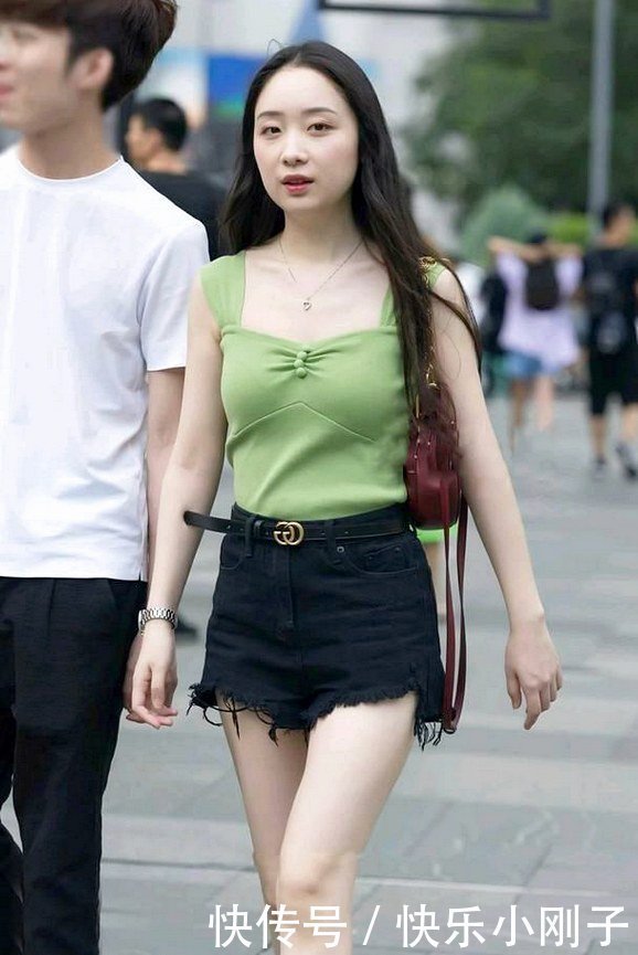 果绿|白皙美女果绿小衫配热裤,气质瞬间不一样