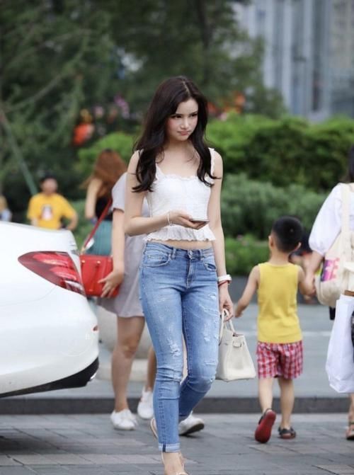 发挥|美女穿修身装出门,走在街上显得与众不同