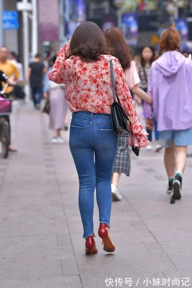年代感|街拍:牛仔裤、花衬衣,浓厚的复古韵味儿,却显得十分出众