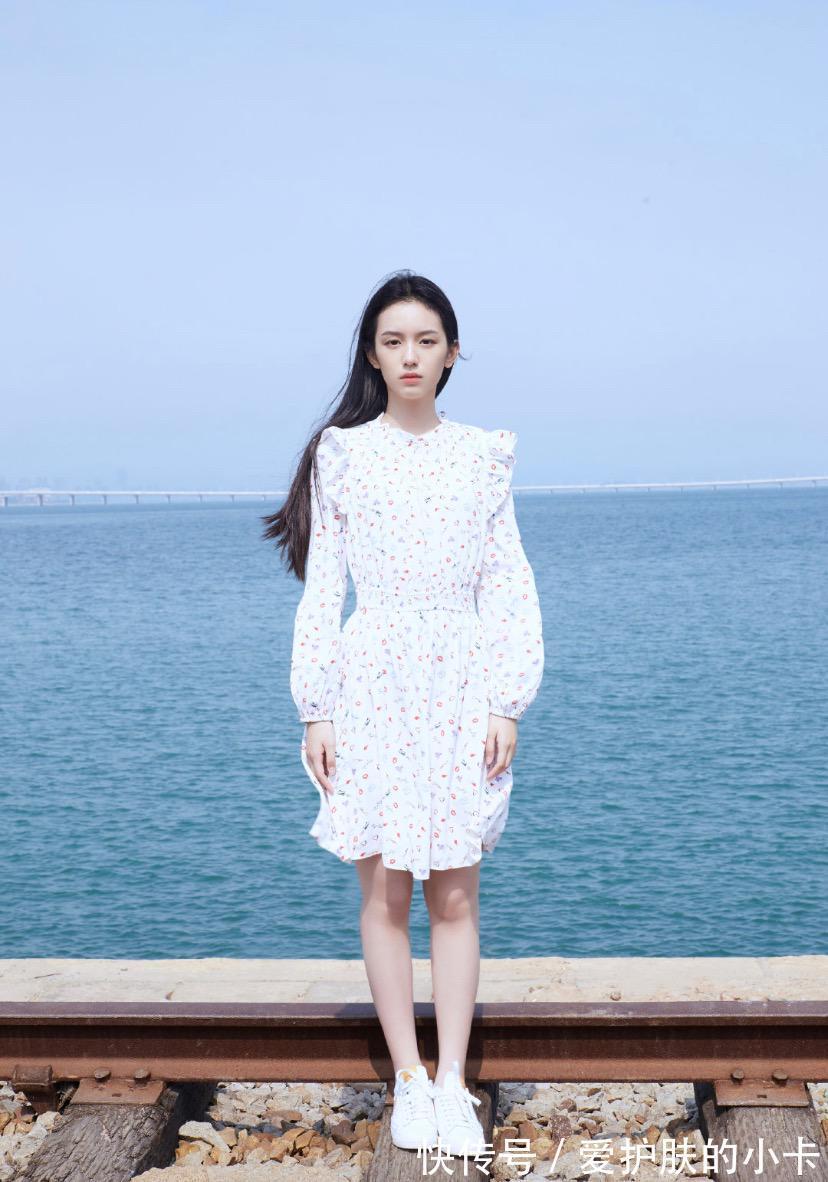 氛围感|周也的脸看着就很“贵”，就算穿着小清新碎花裙，也有高冷气质