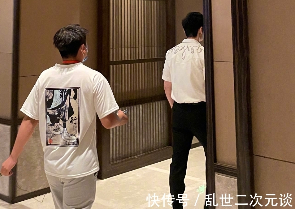 身高|黃曉明錄中餐廳被曝路透，全身照瞬間引關(guān)注，有無1米79很明顯