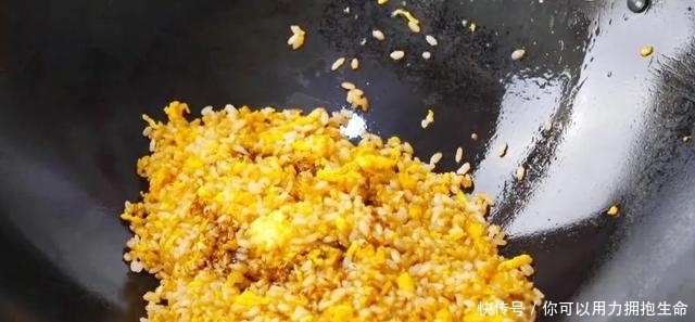 看年薪38万的大厨是如何做蛋炒饭的,这厨艺太棒了,看着就解馋