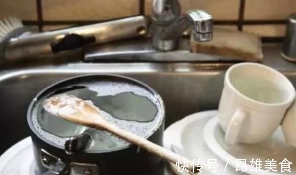 这样洗碗等于“吃毒”！3个错误洗碗习惯，多数家庭一直在犯!