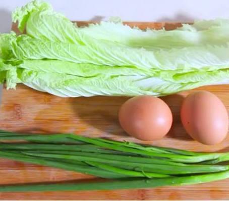 2个鸡蛋,3片白菜,这样简单一做,全家人抢着吃呢!
