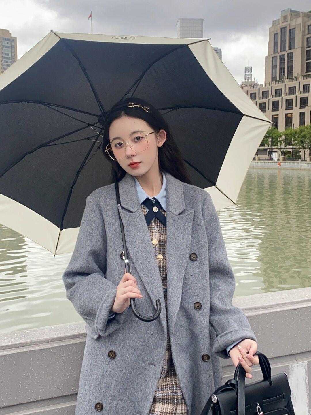 经典色 高级灰如何穿搭更显高级，这几款大衣别错过了，洋气精致又显气质