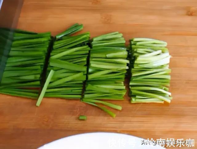 干辣椒|炒猪血，多放“2黄1红1绿”，炒出来的猪血鲜香嫩滑，关键无腥味