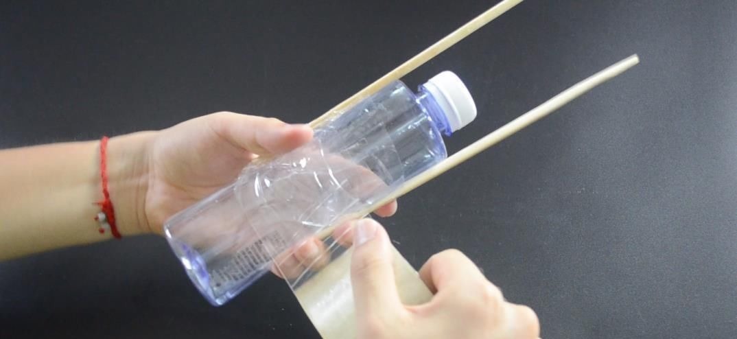 塑料瓶上绑2根筷子, 这个作用太棒了, 解决了很多家庭的烦恼