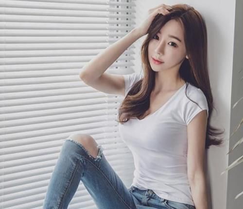 曲线|紧身牛仔裤穿出了“花样”！真是显气质又减龄，凸显身材曲线！