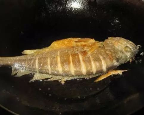 煎鱼时,别再用生姜擦锅了!放点它,不粘锅、不破皮,鱼肉更鲜嫩