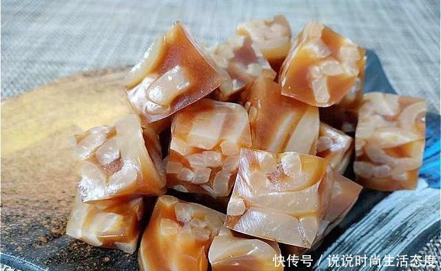 做猪皮冻时,直接煮就“废”了!多加这1步,皮冻更透亮,没腥味!