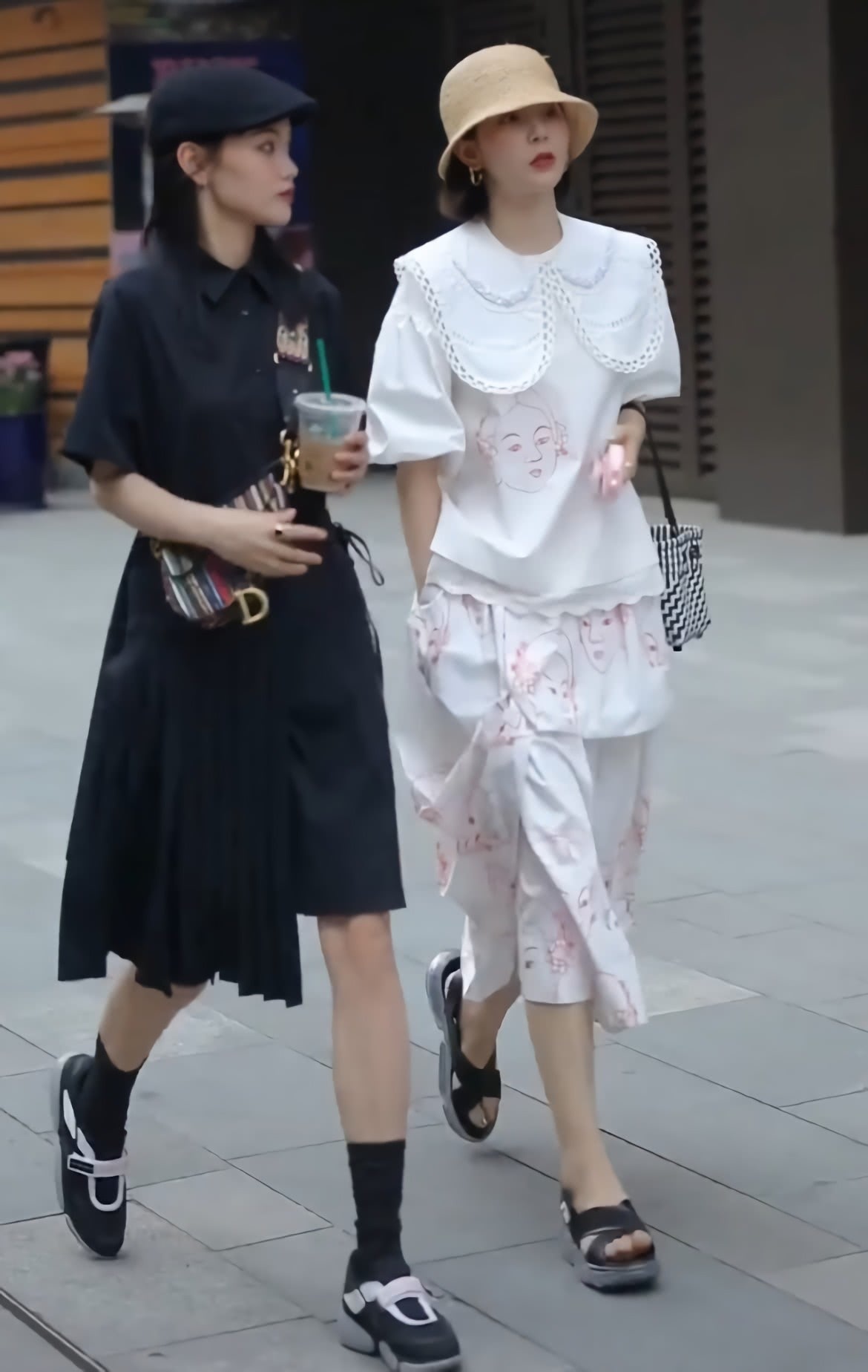 长袜 “老爹凉鞋”配长袜有什么好的,也不嫌热得慌,还是光着脚穿好!