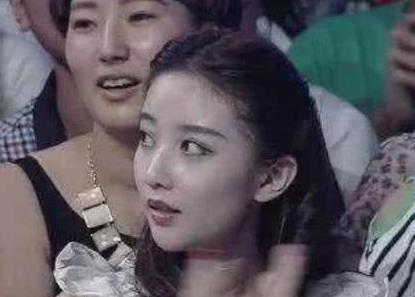 她原是《非誠勿擾》的觀眾，因長得美被星探發(fā)掘，搖身一變成演員