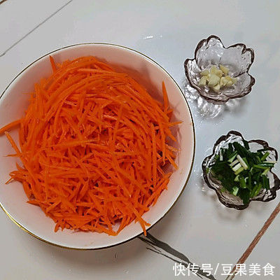 好吃|快手菜：不加肉的香葱胡萝卜丝也是可香可好吃的