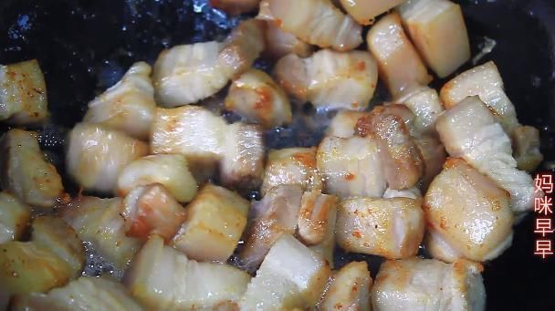 饭店的红烧肉为啥好吃？原来做法有讲究，掌握3个关键，肉香不腻