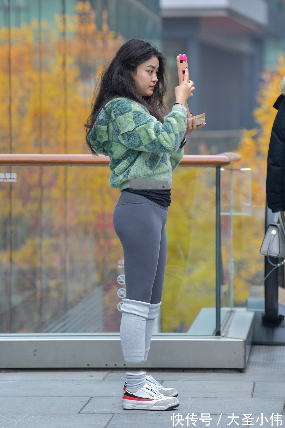 穿搭|美女街拍：非常精致的小姐姐，利落大方，真性感和极致动人，爸爸喜欢的类型