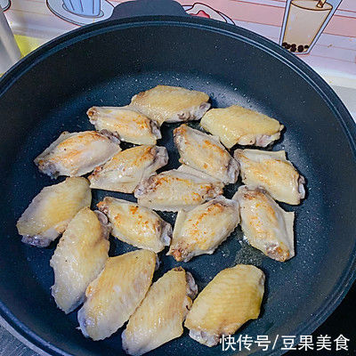 #一学就会快手菜#不用焯水 不用腌制 超快手的可乐鸡翅