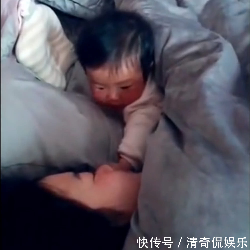 妈妈|宝宝醒来发现妈妈离得远，笨拙的爬到妈妈身边安心睡去，太暖心了