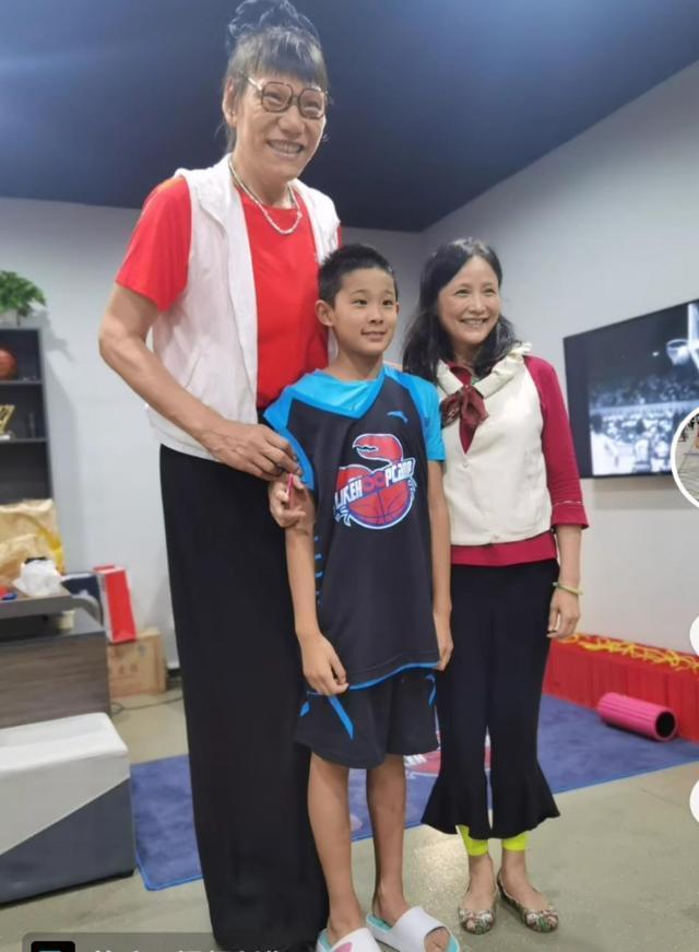娇妻|杜峰家庭近况:女儿互喂甜食温馨,35岁娇妻带3娃,岳父母地位高