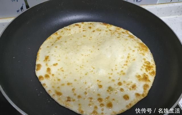 奶奶用了一辈子的烙饼做法，外焦里软，凉了不硬，比饭店卖的好吃