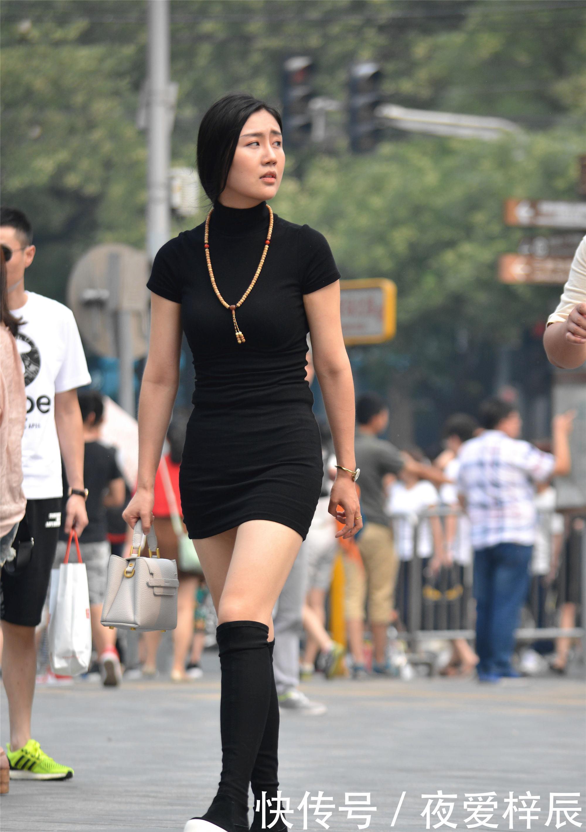 街拍小姐姐裸色的打底裤搭配一双橙色皮鞋，橙色短袜，非常漂亮