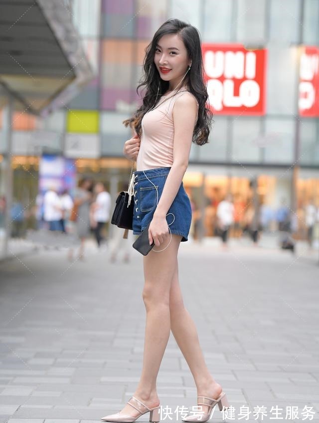 女性 粉色圆领背心搭配蓝色热裤，随着天气的变化，服饰也变得简约起来！