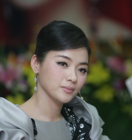 登上春晚|最美女歌唱家陈思思,由甜妹子,历炼为女汉子的人生