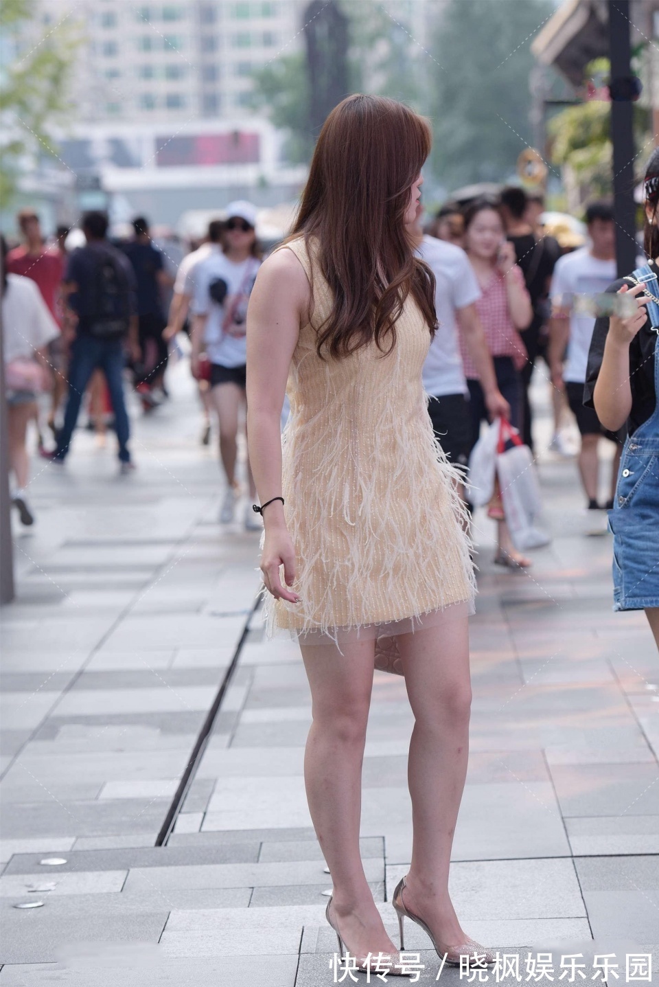 高跟鞋 白色吊带裙搭配透明凉鞋，简约好看又显身材，还能让你清爽又凉快