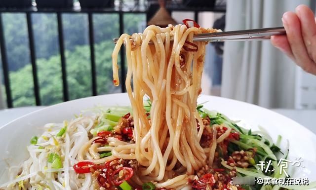 煮面条最忌水开下锅，面馆老板教我煮面小技巧，煮出的面劲道爽滑